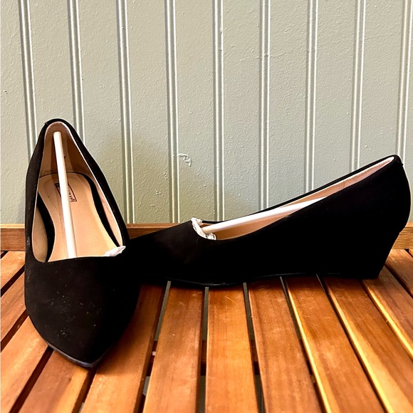 NIB Women’s Black Suede Wedge Heel Shoes- Sz 7.5 - Picture 3 of 8